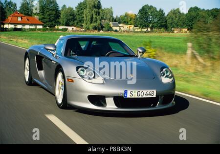 Porsche Carrera GT Modell 2005 in Silber - Seltene hyper Auto übersicht Vorderansicht als treibende in Bewegung Stockfoto