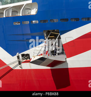 Der Offizier steht auf dem Liegeplatz plaform, die die Sicherheit des Anlegens dieses Kreuzfahrtschiff beaufsichtigen, der Hafen von Southampton, England Großbritannien Stockfoto