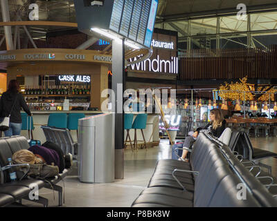 LONDON, GROSSBRITANNIEN - ca. Juni 2018: Windmühle Wetherspoon Pub am Flughafen Stansted Stockfoto