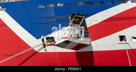 Der Offizier steht auf dem Liegeplatz plaform, die die Sicherheit des Anlegens dieses Kreuzfahrtschiff beaufsichtigen, der Hafen von Southampton, England Großbritannien Stockfoto