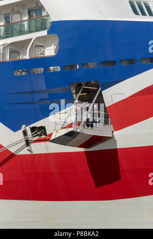 Der Offizier steht auf dem Liegeplatz plaform, die die Sicherheit des Anlegens dieses Kreuzfahrtschiff beaufsichtigen, der Hafen von Southampton, England Großbritannien Stockfoto