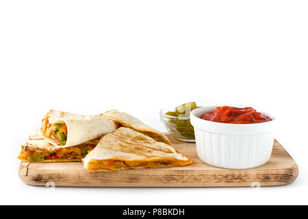 Mexikanische quesadilla mit Huhn, Käse und Paprika, auf weißem Hintergrund Stockfoto