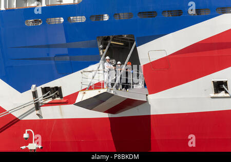 Der Offizier steht auf dem Liegeplatz plaform, die die Sicherheit des Anlegens dieses Kreuzfahrtschiff beaufsichtigen, der Hafen von Southampton, England Großbritannien Stockfoto