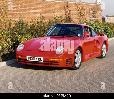 Porsche 959 Sportwagen - 1988 Modell - seltene traumwagen - Wettbewerb Version mit Käfig in der Garde rot Front- und Seitenansicht ausgestattet Stockfoto