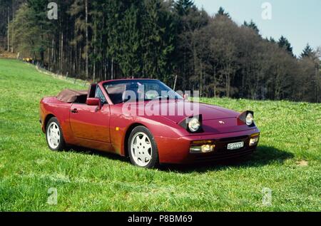 Porsche 944 Turbo Cabrio - 1990 Modell Jahr Vorder- und Seitenansicht mit Dach unten Stockfoto