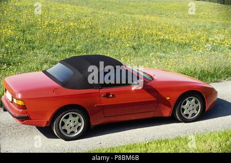 Porsche 944 Turbo Cabrio - 1990 Modell Jahr hintere und seitliche Ansicht mit Dach oben Stockfoto