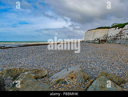 Die leeren Pebble Beach in der Nähe von Brighton an einem bewölkten Morgen. Stockfoto