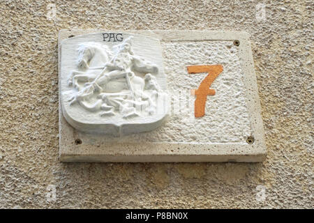 Pag, Kroatien, 23. Juni 2018. Vintage stone home Nr. 7 am Haus aus Stein in der kroatischen Stadt Pag auf der Insel Pag Stockfoto