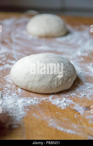 Hausgemachter Teig in einer Küche auf dem Tisch Stockfoto