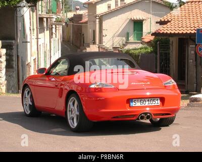 Porsche Boxster S in Rot - Modell 2002 - Übersicht hinten Auto mit Cabrio Haube Stockfoto