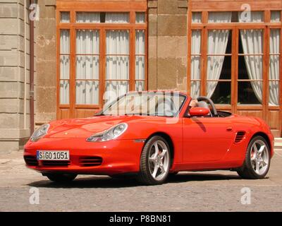 Porsche Boxster S in Rot - Modell 2002 - Vorder- und Seitenansicht Stockfoto