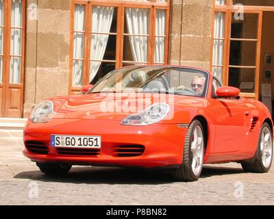 Porsche Boxster S in Rot - Modell 2002 - Übersicht Auto Vorder- und Seitenansicht Stockfoto