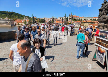 Die Karlsbrücke gefüllt mit Touristen, Prag Tschechische Republik Stockfoto