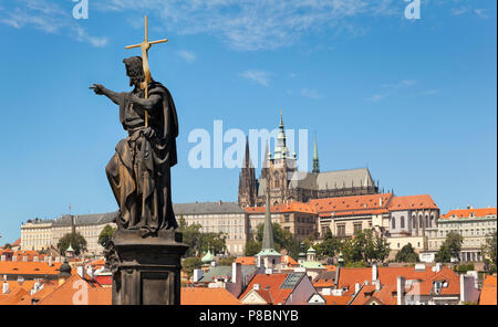 Blick auf Prag castl und St. Vitus Kathedrale von der Karlsbrücke, Prag, Tschechische Republik Stockfoto