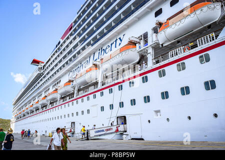 St. Thomas, US Virgin Islands - 01 April 2014: Carnival Liberty Kreuzfahrtschiff der Hl. Thomas Cruise Port Terminal angedockt Stockfoto