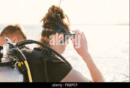 Frau diver Vorbereitung zum Tauchen, aus der Nähe. Stockfoto