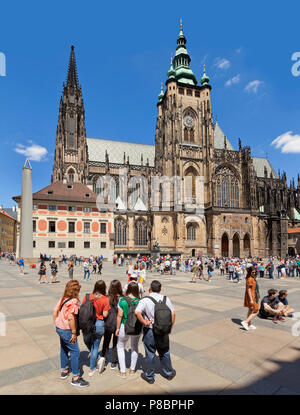 Gotische St.-Veits-Dom, Touristen den Sommer genießen su, blauer Himmel. Prag, Tschechische Republik Stockfoto