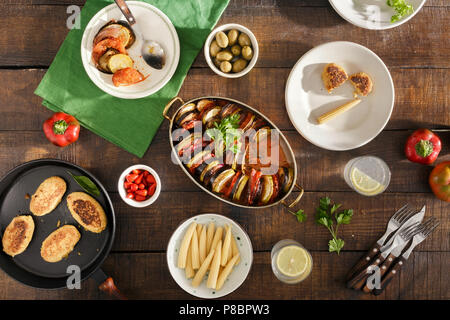 Ratatouille, Kichererbsen Koteletts, Limonade und verschiedene Snacks, Ansicht von oben. Verschiedene vegetarische Speisen auf hölzernen Tisch Stockfoto