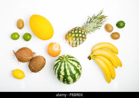 Bunte Frucht von Ananas, Wassermelone, Kokosnuss, Bananen, Kiwi, Zitrone, Grapefruit, Limette und Melone auf weißem Hintergrund. Ansicht von oben. Flach. Su Stockfoto