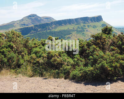 Arthur's Seat in Holyrood Park von Calton Hill, Edinburgh, UK gesehen Stockfoto