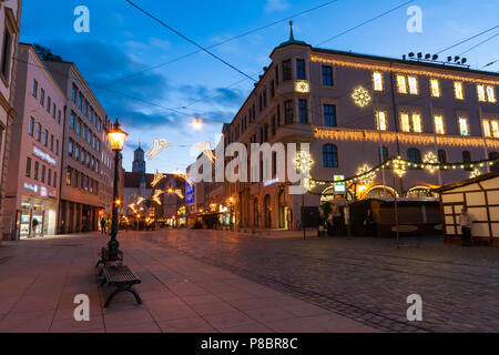 Karolinenstraße ist ein Commercial Street in der Innenstadt von Augsburg, Bayern, Deutschland Stockfoto