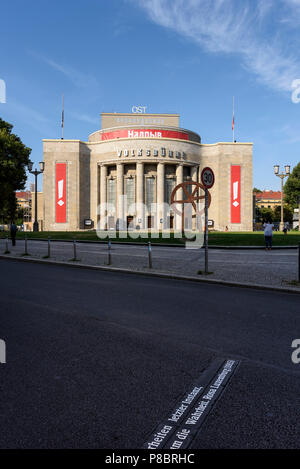 Berlin. Deutschland. Volksbühne' der Menschen Theater', am Rosa-Luxemburg-Platz. Von Oskar Kaufmann entworfen und gebaut, 1913 und 1914, nach der Bombardierung im Zweiten Weltkrieg wurde es Stockfoto