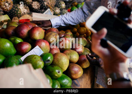 Verschiedene Früchte auf den Zähler für den amerikanischen Markt Stockfoto