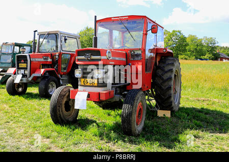 Klassische Massey-Ferguson Multi-Power-Traktoren 188 und 575 ganz links auf Kimito Traktorkavalkad, Traktor Kavalkade. Kimito, Finnland - 7. Juli 2018. Stockfoto