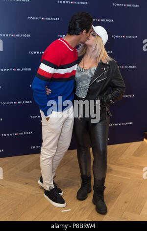 Schauspieler Staz Nair und Freundin kommen für ein Publikum mit Lewis Hamilton' an der Tommy Hilfiger Store in der Regent Street, London. Stockfoto