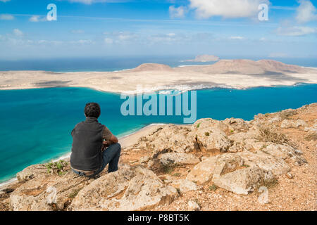 Blick auf die Insel La Graciosa und die Inselgruppe Chinijo von der Nordküste von Lanzarote, Kanarische Inseln, Spanien Stockfoto