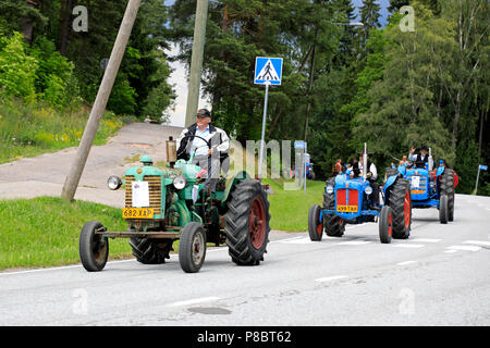 Mann fährt Traktor Zetor 25A classic, von Fordson Super Dexta auf Kimito Tractorkavalkad, Traktor Kavalkade gefolgt. Kimito, Finnland - 7. Juli 2018. Stockfoto