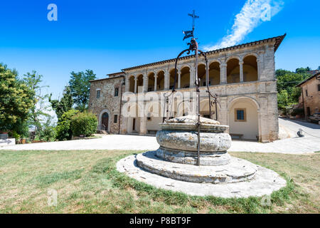 Pfarrhof der Kirche von San Biagio, außerhalb von Montepulciano, Toskana, Italien. San Biagio ist ein Beispiel für die Renaissance der griechischen Kreuz cent Stockfoto