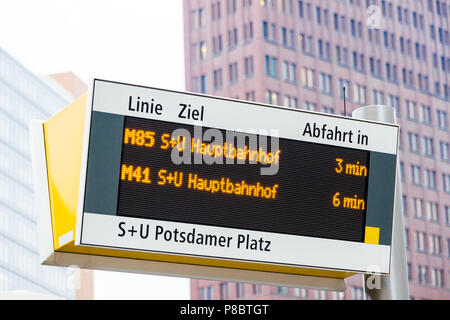 Bushaltestelle elektronische Anzeige in Berlin. Schriften gelesen: Linie, Ziel, Start, Hauptbahnhof, Potsdamer Platz. Stockfoto