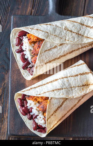 Chicken burritos auf das Holzbrett Stockfoto