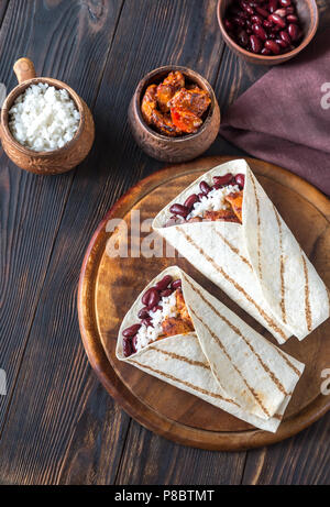 Chicken Burritos mit Zutaten aus dem Holzbrett Stockfoto