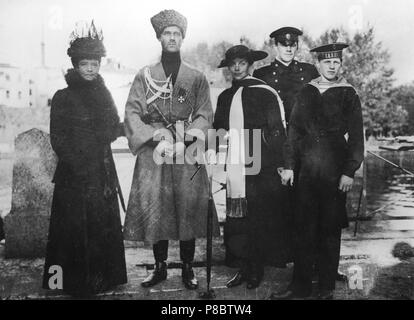 Kaiserin Maria Fyodorovna, Großfürst Michael Alexandrowitsch, Großfürstin Xenia Alexandrowna mit Kindern Fjodor und Nikita. Museum: Staatliche Russische Film und Foto Archiv, Krasnogorsk. Stockfoto