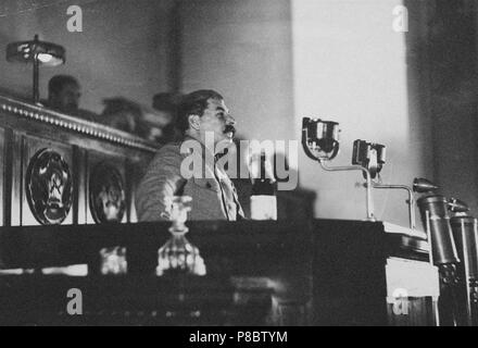 Erklärte Stalin die sowjetische Verfassung auf dem 8. außerordentlichen Kongress der Sowjets am 5. Dezember 1936. Museum: State Museum der Revolution, Moskau. Stockfoto