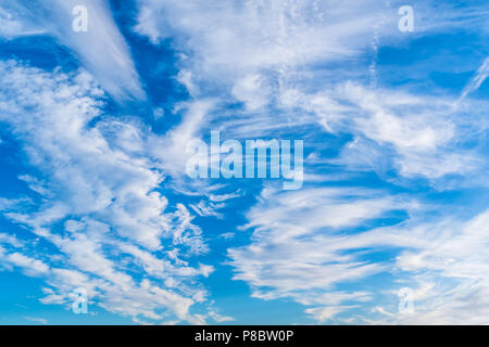Blauer Himmel mit weißen wispy Cloud natürliche cloudscape Hintergrund Stockfoto
