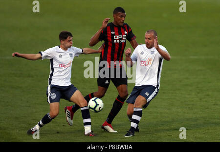 Bury von Stephen Dawson (rechts) und Chris Sang Kampf um den Ball mit dem Huddersfield Town Collin Quaner während der Vorsaison Freundschaftsspiel am Energy Check Stadium, begraben. Stockfoto