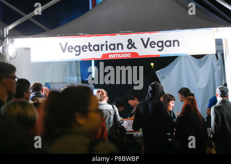 ZAGREB, KROATIEN - 25. Juni, 2018: Menschen auf der Fast Food stand der vegetarische und vegane Lebensmittel am 13. INmusic Festival am See Jarun Stockfoto