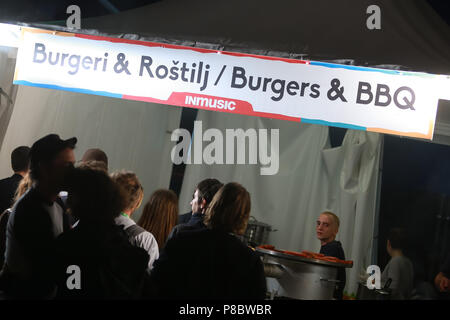 ZAGREB, KROATIEN - 25. Juni, 2018: Menschen auf der Fast Food stand der Burger und Barbecue am 13. INmusic Festival am See Jarun Stockfoto