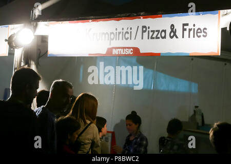 ZAGREB, KROATIEN - 25. Juni, 2018: Menschen auf der Fast Food stand von Pizza und Pommes essen, das auf dem 13. INmusic Festival am See Jarun in Za entfernt Stockfoto