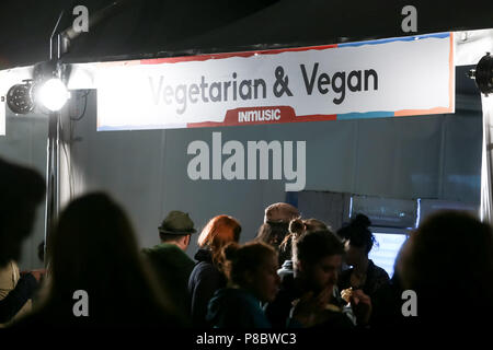 ZAGREB, KROATIEN - 25. Juni, 2018: Menschen auf der Fast Food stand der vegetarische und vegane Lebensmittel am 13. INmusic Festival am See Jarun Stockfoto