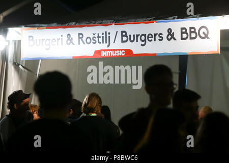 ZAGREB, KROATIEN - 25. Juni, 2018: Menschen auf der Fast Food stand der Burger und Barbecue am 13. INmusic Festival am See Jarun Stockfoto