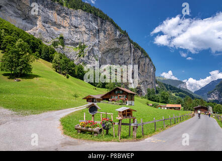 Blick auf einem Bauernhof in der Nähe von Lauterbrunnen und mit Staubbachfall im Hintergrund, Interlaken-Oberhasli, Bern, Schweiz Stockfoto