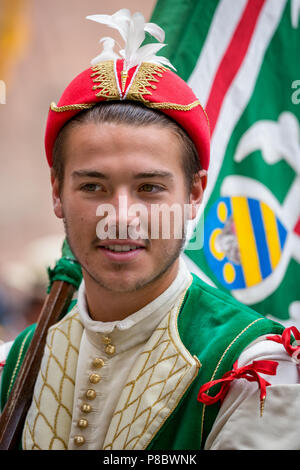 Menschen, die sich an der historischen Prozession vor dem Palio, Siena, Toskana, Italien Stockfoto