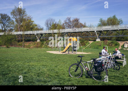 Freiheit Radfahren Brücke überspannt den Fluss Morava zwischen der Slowakei und Österreich in Devinska Nova Ves, Bratislava Stockfoto