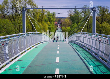 Menschen an der Freiheit Radfahren Brücke, Fahrrad und Fußgänger-Brücke überspannt den Fluss Morava zwischen der Slowakei und Österreich Stockfoto