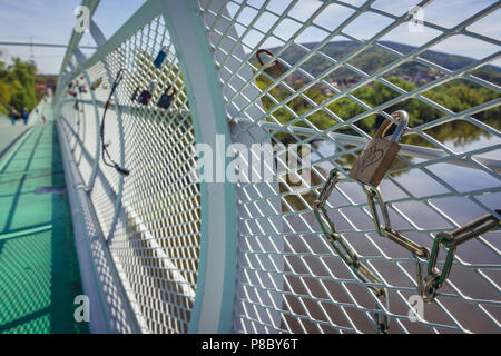 Liebe Sperre auf eine Freiheit Radfahren Brücke überspannt den Fluss Morava zwischen der Slowakei und Österreich in Devinska Nova Ves, Bratislava Stockfoto