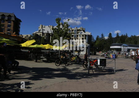 Touristen wandern auf der Straße von Whistler, Co - Gastgeber der Olympischen Spiele 2010. Es ist eine kanadische Stadt 125 Kilometer nördlich von Vancouver Stockfoto